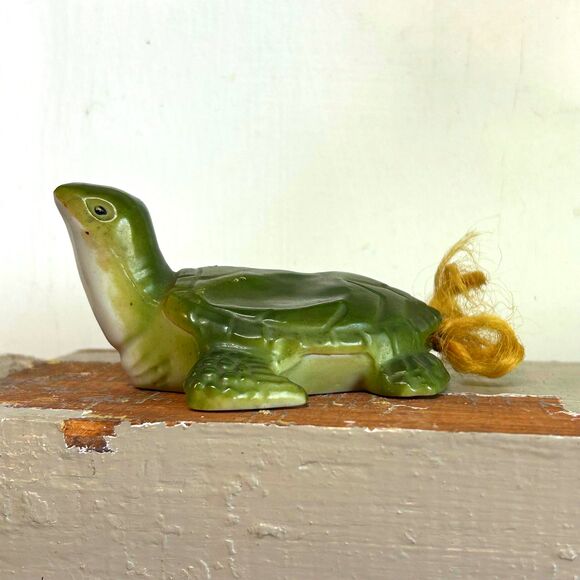 Vintage Kitsch Ceramic Turtle Figurine with faux Fur Tail - Sonsco Japan - Picture 1 of 7